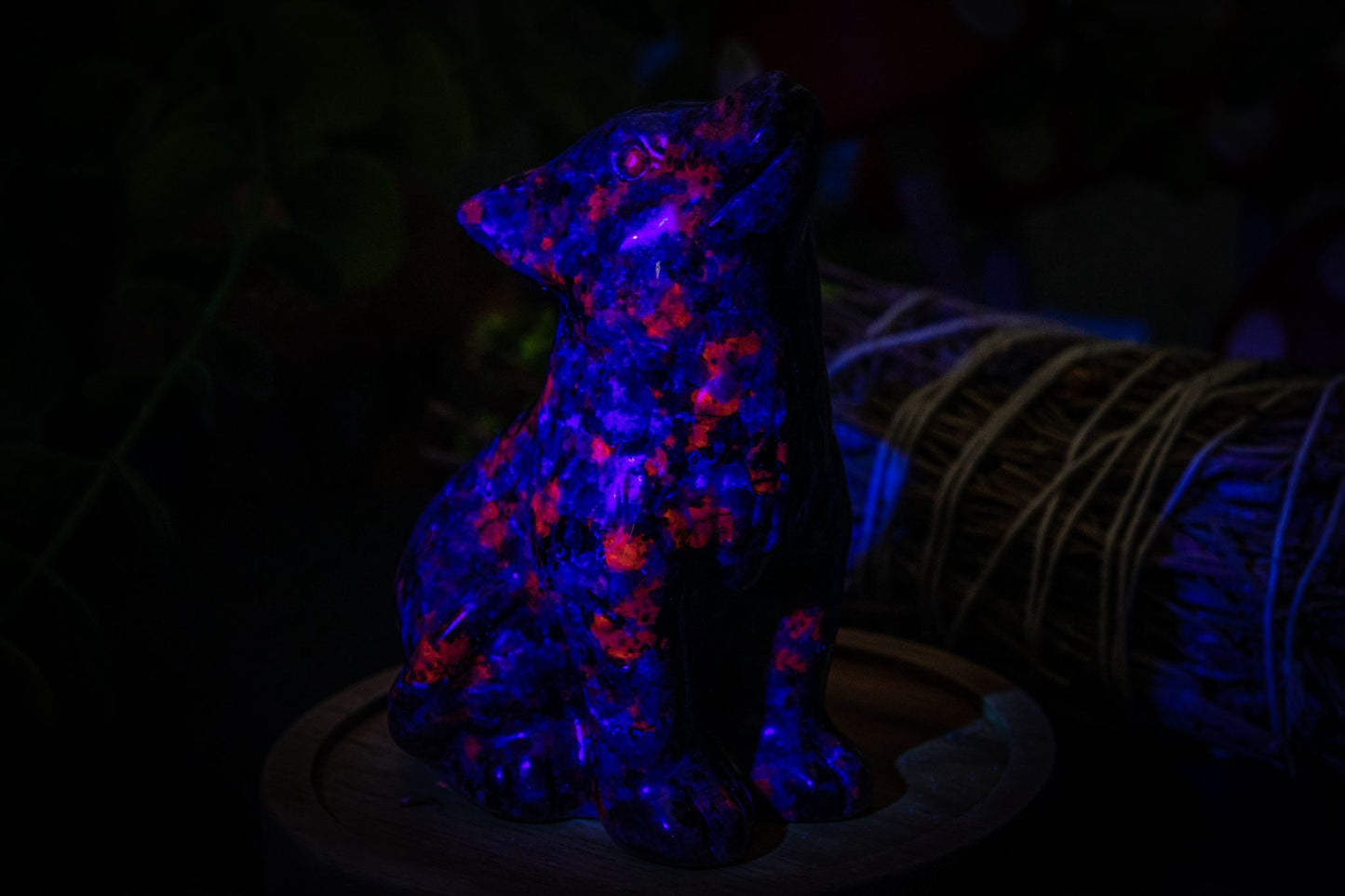 Yooperlite wolf carving (uv reactive)