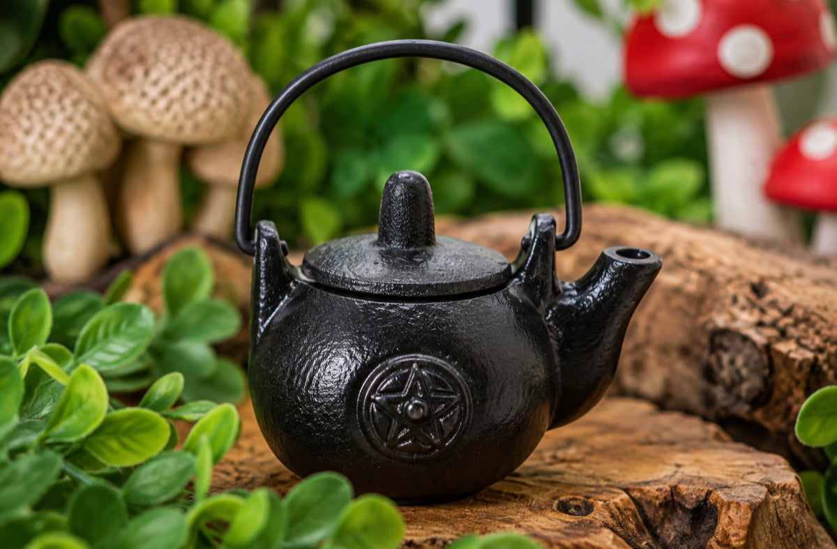 Small cast iron ritual pot with pentagon 8x8x10cm