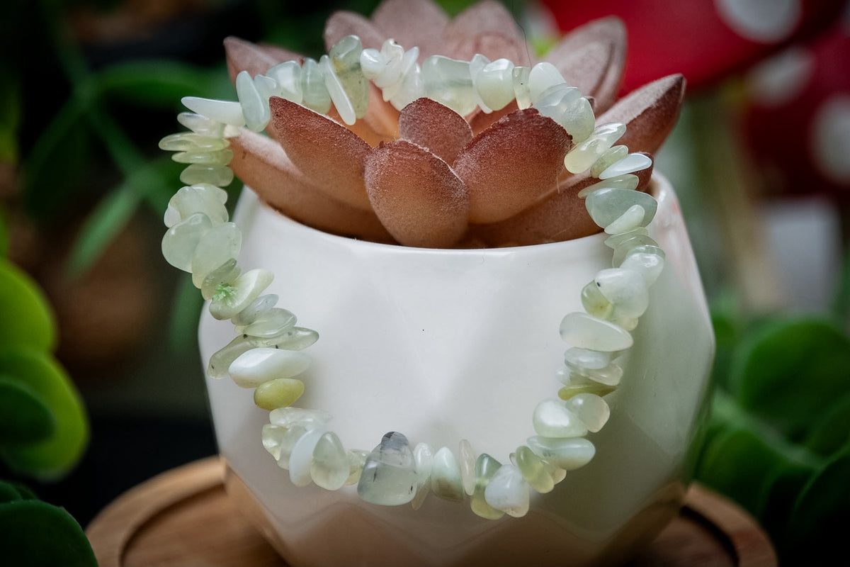 New jade (serpentine) chip bracelet