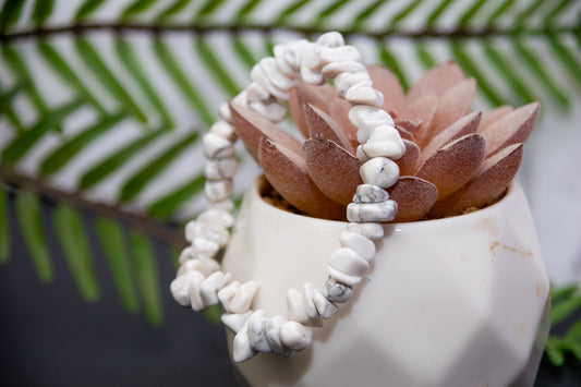 Howlite chip bracelet