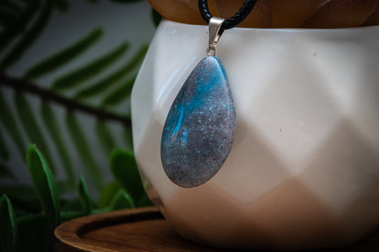 Trolleite teardrop necklace