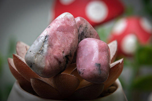 Thulite tumblestone