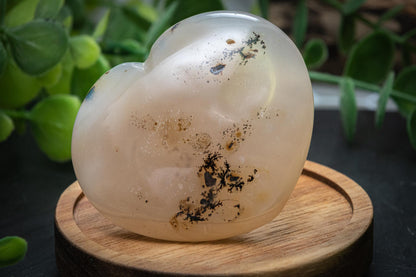 Dendritic agate heart carving