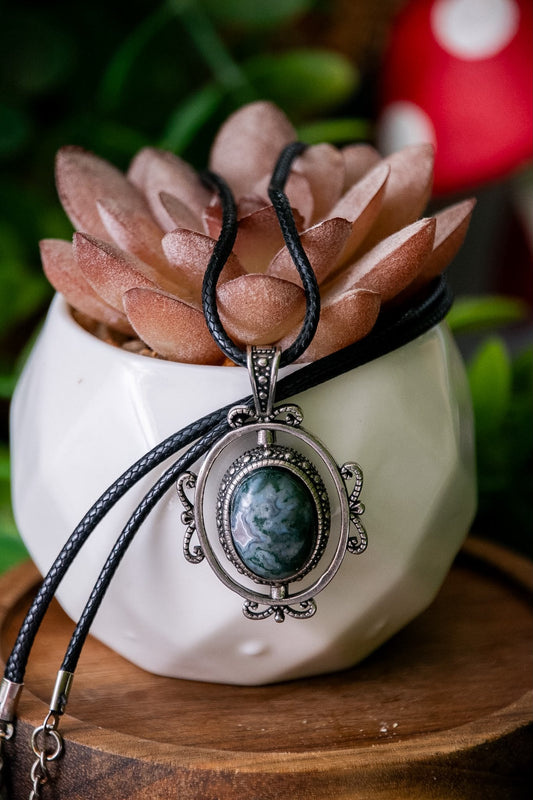 Rotating vintage Moss Agate necklace