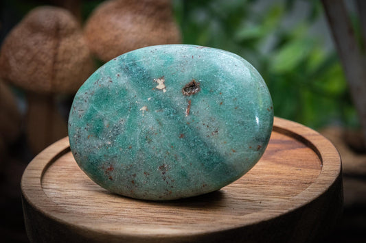 Fuchsite palm stone