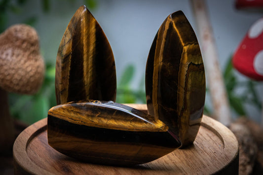 Mini tigers eye arrow head carving